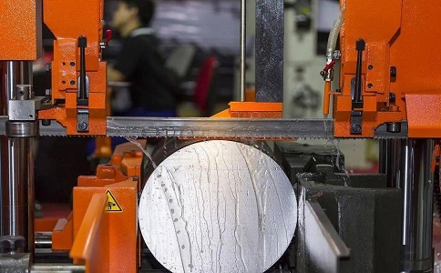 金口河立式金属带锯床切削出现跑带故障解决方法！